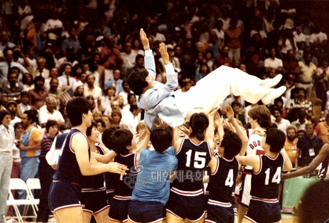 1984년 로스앤젤레스 올림픽에서 은메달을 획득한 여자농구 대표팀 (제공=대한체육회) *재판매 및 DB 금지