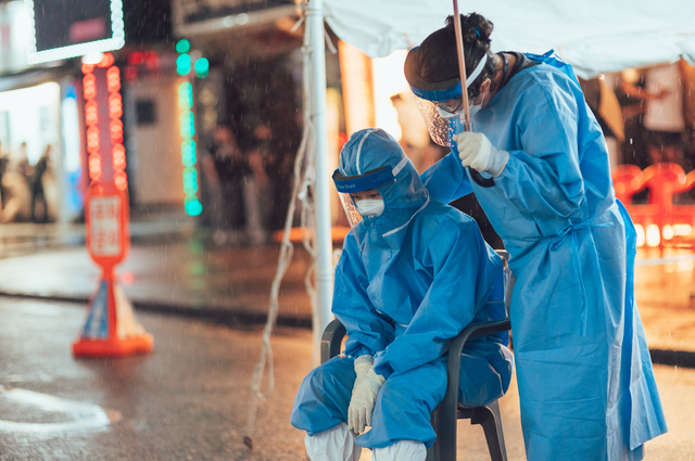 [천안=뉴시스] 이종익 기자 = 충남 천안시 공무원이 18일 오후 두정동 먹자골목 내 이동 선별검사소에서 장기화 된 코로나19 방역 활동으로 지친 동료 공무원을 위로하고 있다. (사진=천안시 제공) 2021.07.19. photo@newsis.com *재판매 및 DB 금지