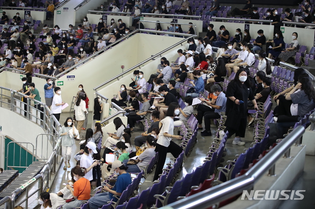 [부천=뉴시스] 정일형 기자= 19일 오전 백신 접종 명단에서 누락된 학생과 교직원 824명이 부천체육관에서 접종을 기다리고 있다. 2021.07.19. jih@newsis.com