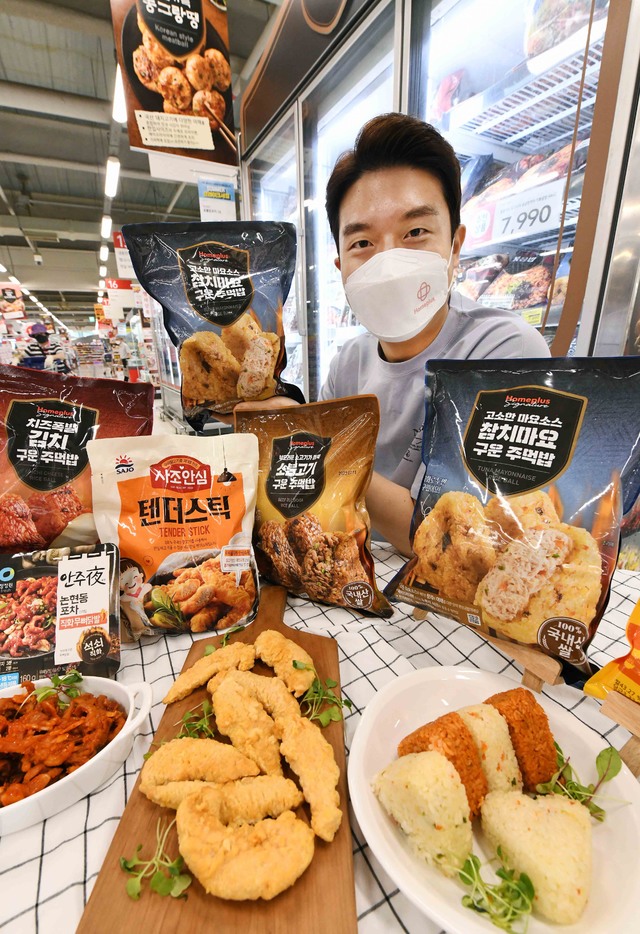 [서울=뉴시스] 19일 서울 강서구 등촌동 홈플러스 강서점에서 모델이 '냉동 먹거리 기획전' 상품을 선보이고 있다. 홈플러스는 최근 코로나19 재확산으로 인한 재택근무, 여름방학 등으로 집에서 시간을 보내는 고객들이 늘어나자 간편하게 간식 및 야식을 즐길 수 있도록 각종 상품을 모아 ‘냉동 먹거리 기획전’을 진행한다. (사진=홈플러스 제공) 2021.07.19. photo@newsis.com *재판매 및 DB 금지