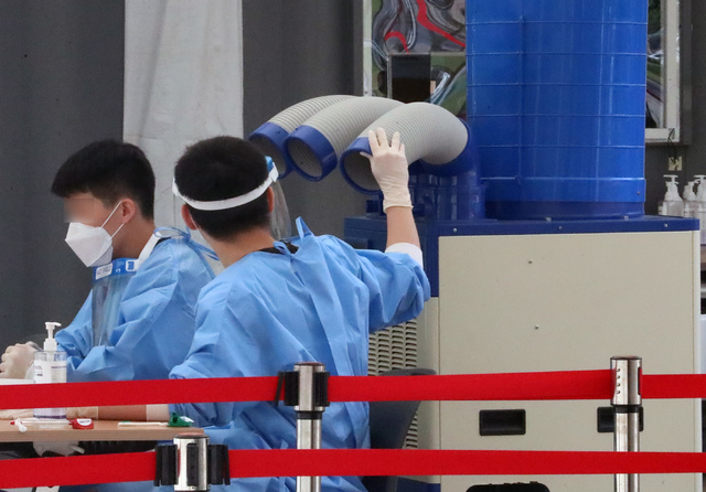 [서울=뉴시스] 고승민 기자 = 0시 기준 코로나19 확진자수가 1252명을 기록한 19일 서울광장 임시선별검사소에서 관계자가 에어컨 작동을 확인하고 있다. 2021.07.19. kkssmm99@newsis.com 
