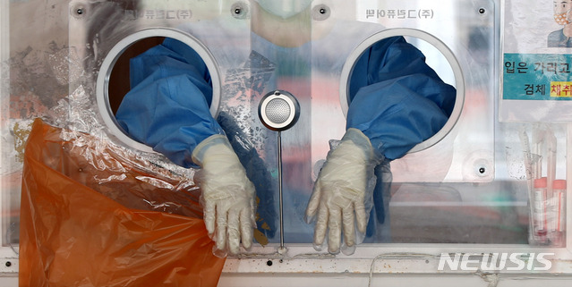 [서울=뉴시스] 추상철 기자 = 폭염이 이어진 19일 오전 서울 중구 서울역광장에 마련된 중구 임시 선별검사소에서 의료진이 코로나19 검사자를 기다리고 있다. 2021.07.19. scchoo@newsis.com