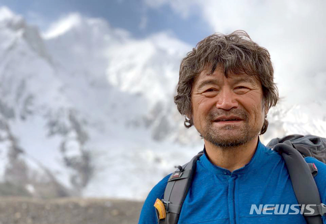 [광주=뉴시스] 광주시산악연맹은 열 손가락 없는 산악인 김홍빈 대장이 브로드피크(해발 8047m) 정상 등정에 성공했다고 19일 밝혔다. 정상 도전을 앞두고 베이스캠프(5135m)에서 찍은 김홍빈 대장. 2021.07.22. (사진=광주시산악연맹 제공). photo@newsis.com *재판매 및 DB 금지