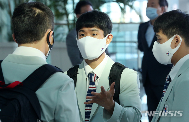 [인천공항=뉴시스] 배훈식 기자 = 2020 제32회 도쿄 올림픽에 출전하는 대한민국 체조 국가대표 양학선이 19일 오전 인천국제공항에서 출국 전 동료들과 대화하고 있다. 2021.07.19. dahora83@newsis.com