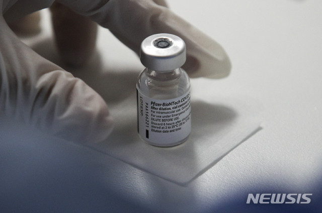 [서울=뉴시스]지난 19일 서울 동작구민체육센터에 설치한 코로나19 예방접종센터에 화이자 백신이 놓여 있다. 2021.07.29.