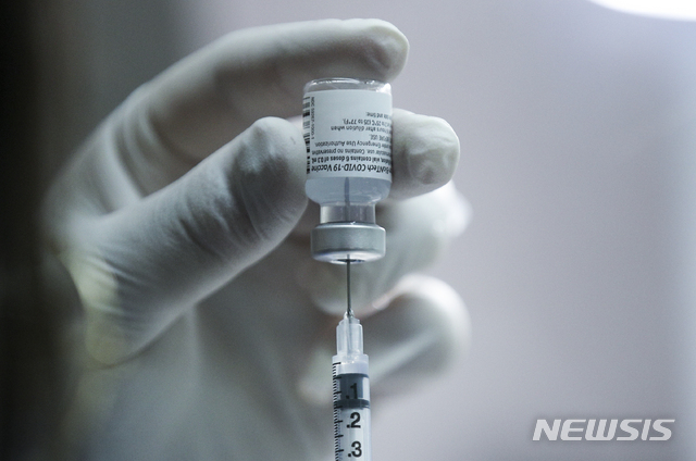 [서울=뉴시스] 정병혁 기자 = 고등학교 3학년과 교직원 대상으로 코로나19 화이자 백신 예방접종이 시작된 19일 오전 서울 동작구민체육센터에서 설치된 예방접종센터에서 의료진이 화이자 백신을 주사기로 옮기고 있다. 2021.07.19. jhope@newsis.com