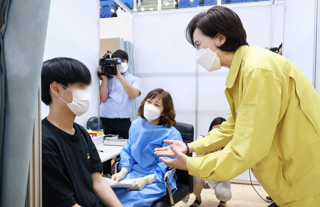 [서울=뉴시스] 유은혜 사회부총리 겸 교육부 장관이 고등학교 3학년과 교직원 대상 코로나19 예방접종 첫날인 19일 경기 김포시 예방접종센터를 방문해 백신 접종 대상자와 대화하고 있다. (사진=교육부 제공) 2021.07.19. photo@newsis.com *재판매 및 DB 금지