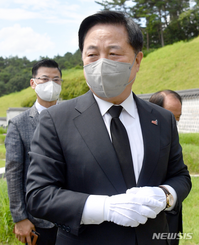 [광주=뉴시스] 류형근 기자 = 더불어민주당 대선 주자인 김두관 의원이 19일 오전 광주 북구 운정동 국립5·18민주묘지를 참배한 뒤 故 김태홍 전 의원 묘비 앞에서 인연을 이야기 하고 있다. 2021.07.19. hgryu77@newsis.com