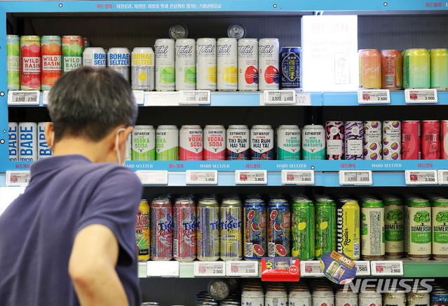 [서울=뉴시스] 백동현 기자 = ﻿﻿﻿﻿청소년이 술을 쉽게 구매할 수 있으면 폭음 가능성이 300배 이상 높아진다는 연구 결과가 나왔다. 남학생의 폭음 가능성은 여학생의 두 배였다. 2023.02.14 livertrent@newsis.com