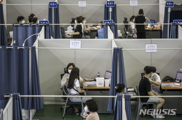 [부천=뉴시스] 고등학교 3학년과 교직원 대상으로 코로나19 화이자 백신 예방접종이 시작된 지난 7월19일 오후 경기 부천시 부천체육관에 마련된 예방접종센터에서 고3 학생들이 화이자 백신 예방접종을 받고 있다. (사진= 뉴시스 DB) photo@newsis.com