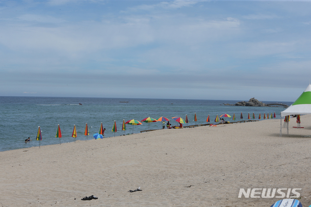 [강릉=뉴시스] 김경목 기자 = 사회적 거리두기 4단계가 시행된 첫날인 19일 오후 강원도 강릉시 사천면 사천진해수욕장이 한산한 모습이다. 2021.07.19. photo31@newsis.com
