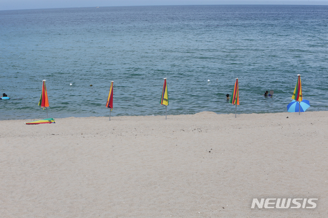 [강릉=뉴시스] 김경목 기자 = 사회적 거리두기 4단계가 시행된 첫날인 19일 오후 강원도 강릉시 사천면 사천진해수욕장이 한산한 모습이다. 2021.07.19. photo31@newsis.com