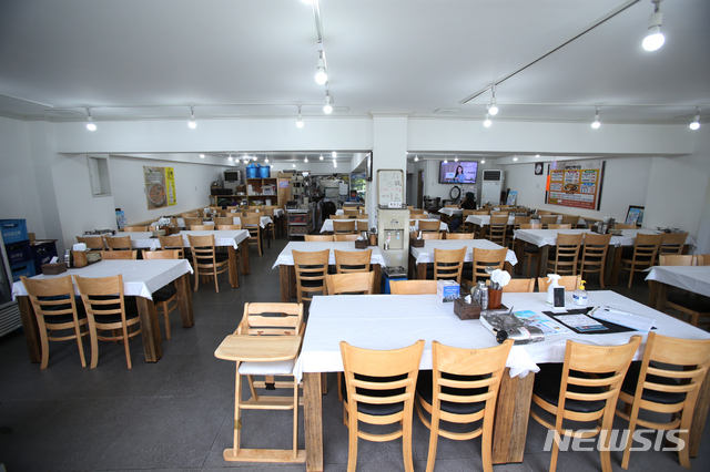 [강릉=뉴시스] 김경목 기자 = 사회적 거리두기 4단계가 시행된 첫날인 19일 오후 강원도 강릉시 경포해수욕장의 인근 식당이 한산한 모습이다. 2021.07.19. photo31@newsis.com