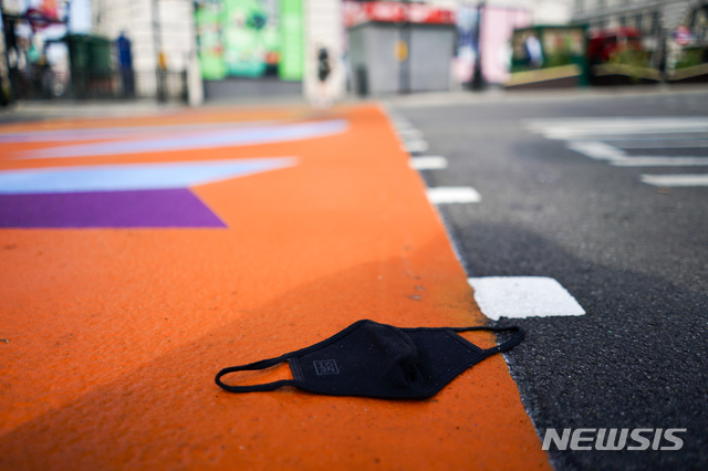 [런던=AP/뉴시스] 영국의 코로나19 규제가 완전히 해제된 19일(현지시간) 런던의 피카딜리 광장에 마스크가 버려져 있다. 영국 잉글랜드 지역은 이날부터 사회적 거리 두기, 실내 마스크 착용, 모임 인원 통제 등 코로나19 제한 조치를 종료해 '자유의 날'을 선포했으며 보리스 존슨 총리는 '개인의 판단과 책임'을 강조했다. 2021.07.20.