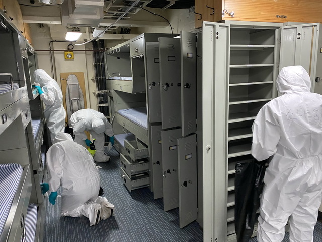 [서울=뉴시스] 코로나19 집단감염이 발생한 청해부대 34진 전원을 국내로 이송하기 위해 출국한 특수임무단이 19일(현지시간) 문무대왕함에서 방역작업을 하고 있다. (사진=국방부 제공) 2021.07.19. photo@newsis.com 