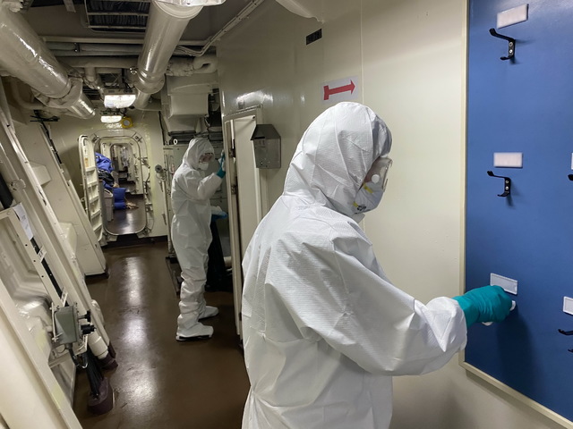 [서울=뉴시스] 코로나19 집단감염이 발생한 청해부대 34진 전원을 국내로 이송하기 위해 출국한 특수임무단이 19일(현지시간) 문무대왕함에서 방역작업을 하고 있다. (사진=국방부 제공) 2021.07.19. photo@newsis.com 