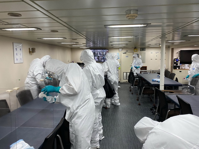 [서울=뉴시스] 코로나19 집단감염이 발생한 청해부대 34진 전원을 국내로 이송하기 위해 출국한 특수임무단이 19일(현지시간) 문무대왕함에서 방역작업을 하고 있다. (사진=국방부 제공) 2021.07.19. photo@newsis.com *재판매 및 DB 금지