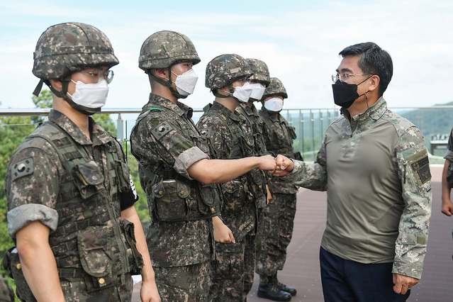 [서울=뉴시스] 서욱 국방부 장관이 19일 육군 22사단을 방문해 대비태세 점검하고 장병들을 격려하고 있다. (사진=국방부 제공) 2021.07.19. photo@newsis.com *재판매 및 DB 금지