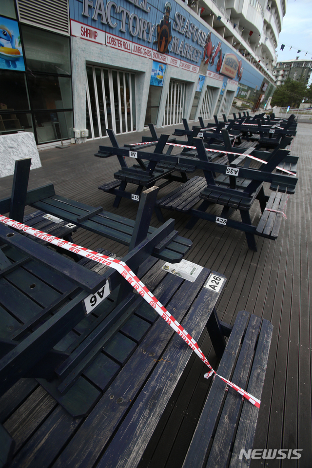 [강릉=뉴시스] 김경목 기자 = 사회적 거리두기 4단계가 시행된 첫날인 19일 오후 강원도 강릉시 경포해수욕장의 대형호텔 식당이 문을 닫았다. 4단계에서는 오후 6시부터 8시까지 2인까지만 실내에서 식사를 할 수 있고 오후 8시부터 10시까지 포장만 가능하다. 2021.07.19. photo31@newsis.com