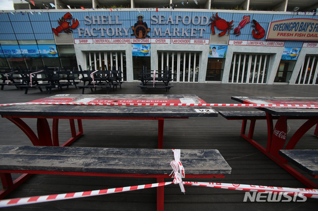 [강릉=뉴시스] 김경목 기자 = 사회적 거리두기 4단계가 시행된 첫날인 19일 오후 강원도 강릉시 경포해수욕장의 대형호텔 식당이 문을 닫았다. 4단계에서는 오후 6시부터 8시까지 2인까지만 실내에서 식사를 할 수 있고 오후 8시부터 10시까지 포장만 가능하다. 2021.07.19. photo31@newsis.com