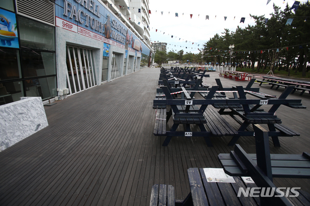 [강릉=뉴시스] 김경목 기자 = 사회적 거리두기 4단계가 시행된 첫날인 지난 19일 오후 강원도 강릉시 경포해수욕장의 대형호텔 식당이 문을 닫았다. 4단계에서는 오후 6시부터 8시까지 2인까지만 실내에서 식사를 할 수 있고 오후 8시부터 10시까지 포장만 가능하다. 2021.07.19. photo31@newsis.com