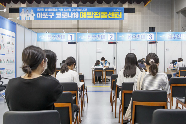 [서울=뉴시스] 고범준 기자 = 19일 마포구는 대학수학능력시험(수능)을 앞둔 고3 수험생 및 교직원 총 3,176명(16개 학교) 중 259명을 대상으로 코로나19 백신접종을 시작했다. 백신접종은 7.19(월)~7.30(금) 기간 동안 마포구 예방접종센터(마포아트센터, 마포구민체육센터) 2곳에서 진행된다. 사진은 백신접종을 위해 대기중인 고3 수험생들. (사진=마포구 제공) 2021.07.19. photo@newsis.com