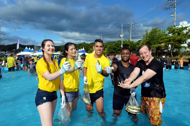 외국인 관광객들이 봉화은어축제를 즐기고 있다. (사진=봉화군 제공) *재판매 및 DB 금지