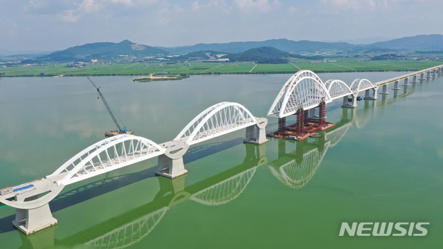 [서울=뉴시스] 서해선 홍성~송산 복선전철 아치교. (사진=DL이앤씨 제공)