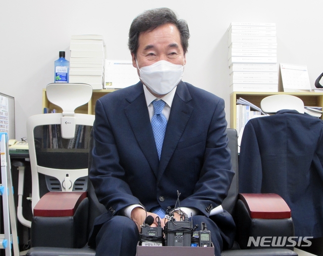 [청주=뉴시스] 천영준 기자 = 20일 충북 청주를 방문한 더불어민주당 대선 주자인 이낙연 전 대표가 충북도청 기자실에서 간담회를 하고 있다. 2021.07.20. yjc@newsis.com 