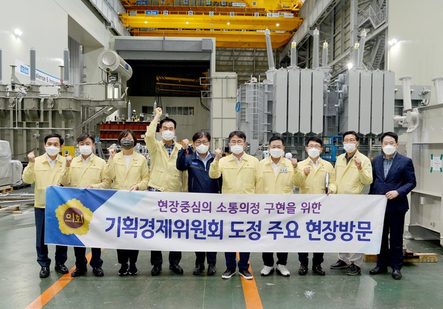 [홍성=뉴시스] 충남도의회 기획경제위원회 소속 의원들이 홍성군에 소재한 일진전기를 방문, 소상공인과의 현장 간담회에 앞서 화이팅을 외치고 있다.&nbsp; *재판매 및 DB 금지