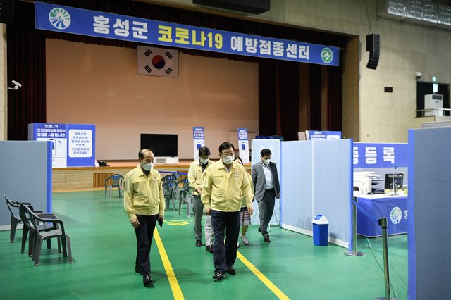 [홍성=뉴시스] 김석환 홍성군수, 접종센터 현장점검 모습. *재판매 및 DB 금지