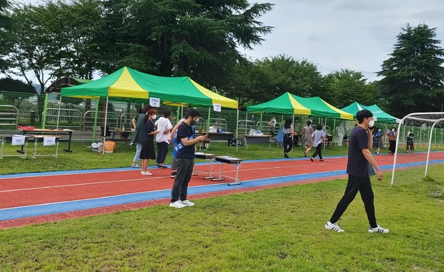 20일 여수의 한 초등학교 운동장에 설치된 선별검사소  (사진=독자 제공) *재판매 및 DB 금지