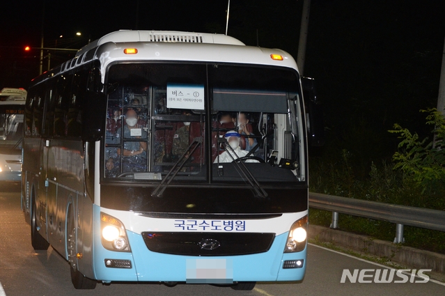 [충북=뉴시스] 조성현 기자 = 코로나19 집단감염이 발생한 청해부대 34진 '문무대왕함' 장병 전원이 20일 한국에 도착한 가운데 이날 오후 장병 일부가 충북의 한 생활치료센터에 입소하고 있다. 2021.07.20. jsh0128@newsis.com