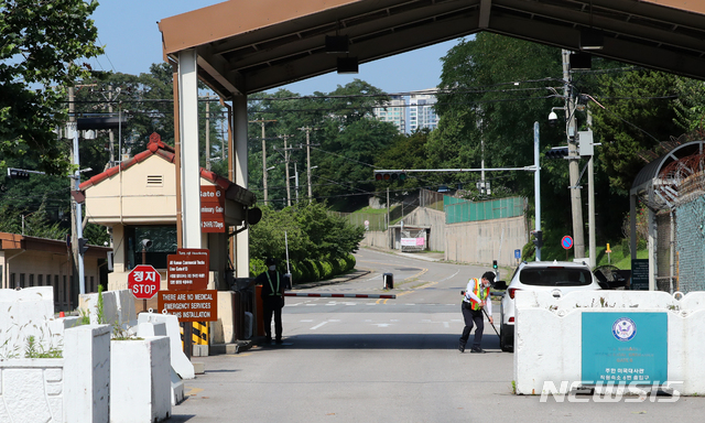[서울=뉴시스] 배훈식 기자 = 청해부대원 집단감염에 이어 주한미군에서도 23명의 확진자가 발생한 것으로 알려진 20일 오전 서울 용산구 미군기지 입구에 근무자들이 출입 차량을 통제하고 있다. 주한미군 장병과 직원, 가족 등을 통틀어 코로나19 누적 확진자는 1085명(현역 미군 장병 830명)이다. 2021.07.20. dahora83@newsis.com