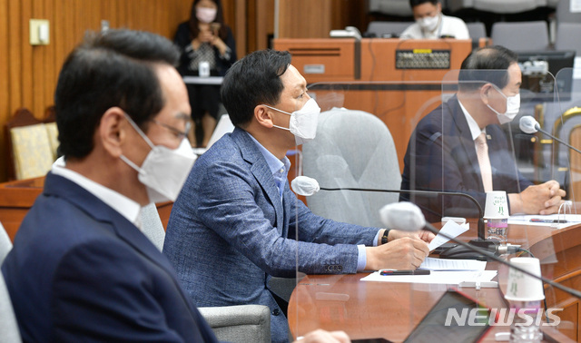 [서울=뉴시스] 전신 기자 = 김기현 국민의힘 원내대표가 20일 서울 여의도 국회에서 열린 원내대책회의에서 발언하고 있다. (공동취재사진) 2021.07.20. photo@newsis.com