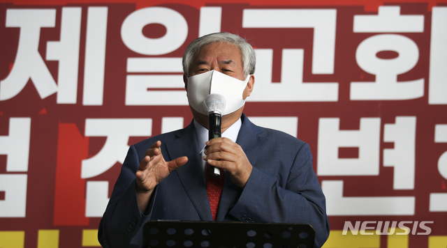 [서울=뉴시스] 정병혁 기자 = 전광훈 사랑제일교회 목사가 20일 오전 서울 성북구 사랑제일교회에서 열린 사랑제일교회 및 국민특검 전국변호사단 공동 기자회견에서 발언하고 있다. 2021.07.20. jhope@newsis.com