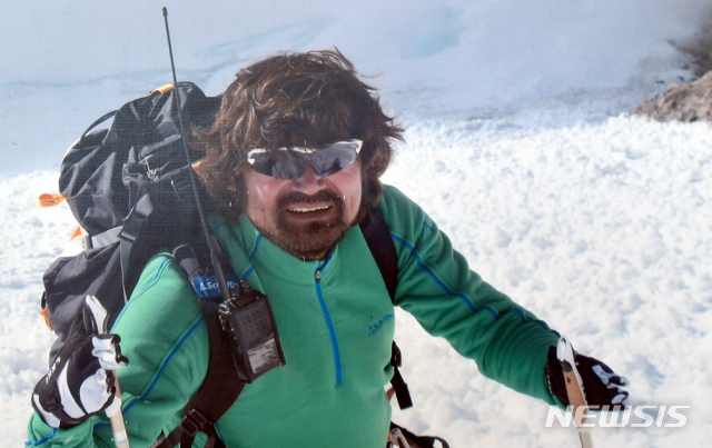 [광주=뉴시스] 류형근 기자 = 산악인 김홍빈 대장이 브로드피크(8047m급) 등정을 한 뒤 하산을 하던 중 실종된 가운데 20일 오전 광주 동구 '김홍빈의 희망만들기' 사무실 계단에 김 대장의 등반 모습이 담긴 사진들이 전시돼 있다. 2012년 7월31일 촬영된 케이2(8611m) 등반당시 모습. 2021.07.20. hgryu77@newsis.com
