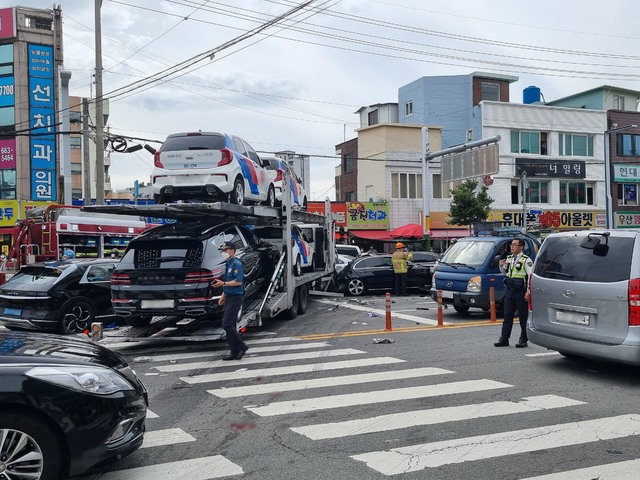 [서울=뉴시스] 20일 오전 전남 여수시 광무동 한재사거리에서 자동차를 실은 트레일러가 내리막길을 내려오다 반대편 차선으로 진입하는 사고가 발생했다. 이 사고로 횡단보도를 건너던 행인이 숨지고 신호 대기 중이던 승용차 등 차량 여러대가 파손됐다. (사진=소방청 제공) 2021.07.20. photo@newsis.com *재판매 및 DB 금지