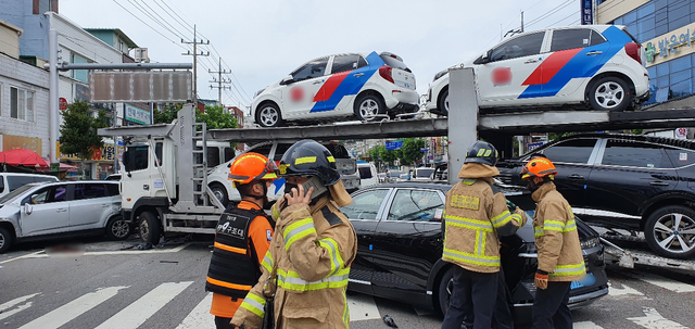 [서울=뉴시스] 20일 오전 전남 여수시 광무동 한재사거리에서 자동차를 실은 트레일러가 내리막길을 내려오다 반대편 차선으로 진입하는 사고가 발생했다. 이 사고로 횡단보도를 건너던 행인이 숨지고 신호 대기 중이던 승용차 등 차량 여러대가 파손됐다. (사진=소방청 제공) 2021.07.20. photo@newsis.com *재판매 및 DB 금지