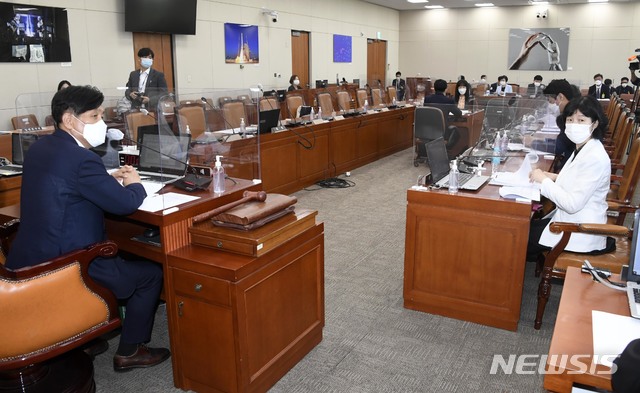 [서울=뉴시스] 최동준 기자 = 20일 서울 여의도 국회 과학기술정보방송통신위원회에서 조승래 위원장 주재로 안건조정위원회가 열리고 있다. 국민의힘은 TBS에 대한 감사원 감사 청구 등을 요구하며 의사일정을 전면 보이콧 한가운데 이번 회의에서는 구글이 자체 결제 시스템으로 유료 앱과 콘텐츠를 결제하도록 하는 이른바 '인앱 결제'를 방지하는 법안 상정 여부가 논의됐다. (공동취재사진) 2021.07.20. photo@newsis.com