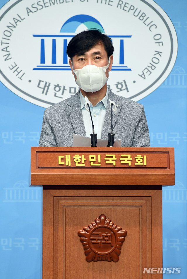 [서울=뉴시스] 최동준 기자 = 하태경 국민의힘 의원이 20일 서울 여의도 국회 소통관에서 청해부대 코로나19 집단감염 사태 규명을 위한 국정조사 요구 기자회견을 하고 있다. (공동취재사진) 2021.07.20. photo@newsis.com