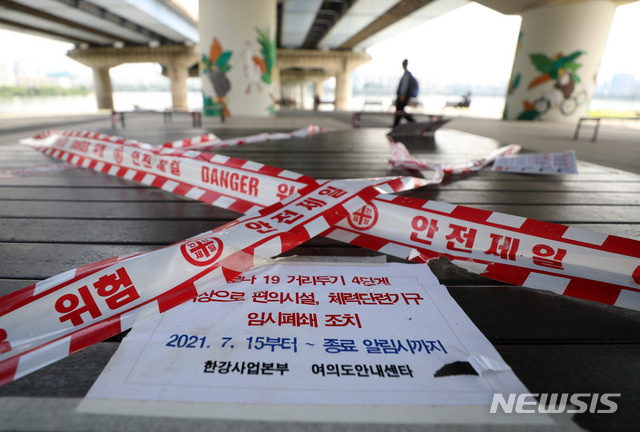 [서울=뉴시스] 추상철 기자 = 20일 오전 서울 영등포구 마포대교 아래 평상이 수도권 거리두기 4단계 격상으로 인해 임시 폐쇄되어 있다. 2021.07.20. scchoo@newsis.com
