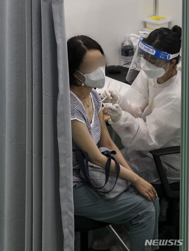 충북 학원, 교습소 종사자 26일부터 화이자·모더나 접종