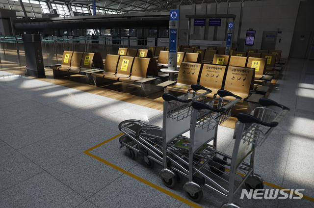 [인천공항=뉴시스] 고승민 기자 = 최근 한주간 국내 발생 코로나19 확진자 중 주요4종 변이 바이러스가 검출된 환자가 1001명에 달하는 등 감염 우려가 여전히 높은 20일 인천국제공항 출국장이 한산한 모습을 보이고 있다. 2021.07.20. kkssmm99@newsis.com