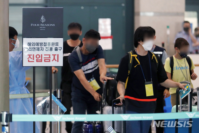 [인천공항=뉴시스] 고승민 기자 = 최근 한주간 국내 발생 코로나19 확진자 중 주요4종 변이 바이러스가 검출된 환자 1001명 중 델타형 변이가 719명에 달하는 것으로 알려진 지난달 20일 인천국제공항에서 입국객이 게이트를 빠져나오고 있다. 2021.07.20. kkssmm99@newsis.com