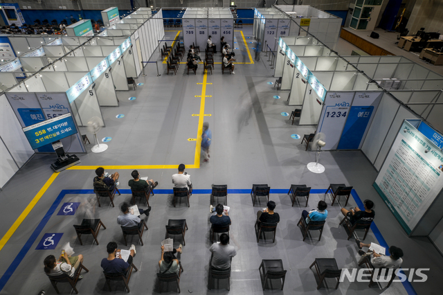 [서울=뉴시스] 정병혁 기자 = 지난 20일 오후 서울 마포구 마포구체육센터에 설치된 예방접종센터를 찾은 시민들이 백신 접종을 받기 위해 대기하고 있다. 2021.07.20. jhope@newsis.com