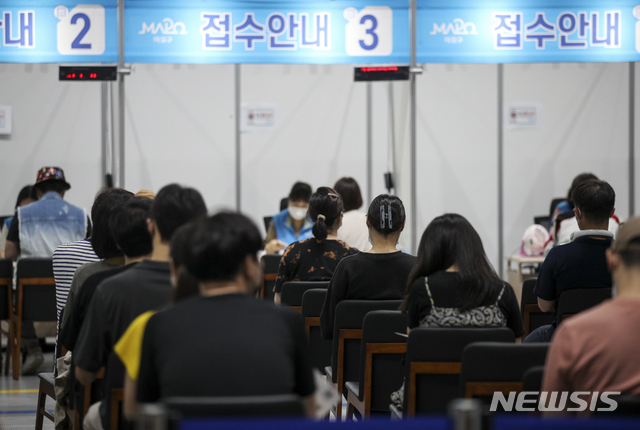 [서울=뉴시스] 정병혁 기자 = 지난 20일 오후 서울 마포구 마포구체육센터에 설치된 예방접종센터를 찾은 시민들이 백신 접종을 받기 위해 대기하고 있다. 2021.07.20. jhope@newsis.com