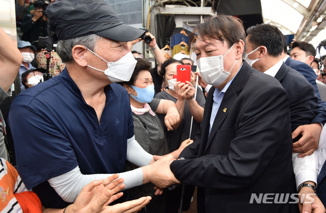 [대구=뉴시스] 이무열 기자 = 야권 대선 주자인 윤석열 전 검찰총장이 20일 오전 대구 경제 살리기 간담회를 위해 대구 중구 서문시장을 찾아 시민과 인사를 나누고 있다. 2021.07.20. lmy@newsis.com