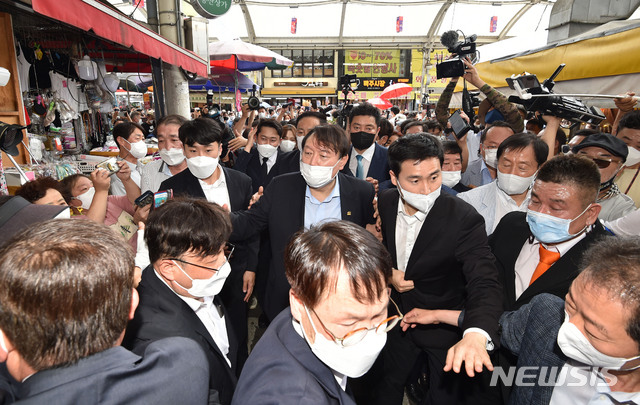 [대구=뉴시스] 이무열 기자 = 야권 대선 주자인 윤석열 전 검찰총장이 20일 오전 대구 경제 살리기 간담회를 위해 대구 중구 서문시장을 찾아 시민과 인사를 나누고 있다. 2021.07.20. lmy@newsis.com