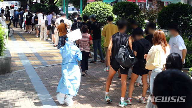 [부산=뉴시스] 하경민 기자 = 코로나19 사태 이후 부산에서 하루 최다 규모인 97명의 확진자가 발생한 20일 동래구 보건소 선별진료소를 찾은 시민들이 진단검사를 받기 위해 길게 줄을 선 채 차례를 기다리고 있다. 2021.07.20. yulnetphoto@newsis.com